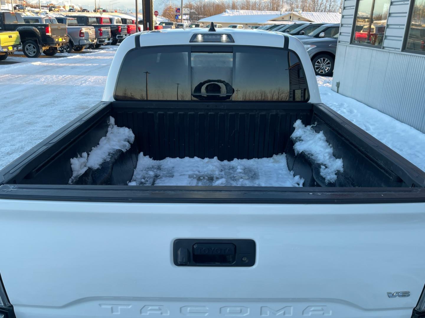 2022 WHITE TOYOTA TACOMA TRD off road V6 (3TMCZ5AN1NM) with an 3.5L engine, Automatic transmission, located at 1960 Industrial Drive, Wasilla, 99654, (907) 274-2277, 61.573475, -149.400146 - Photo#7